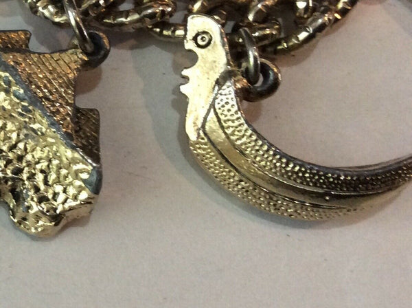 VTG GOLD TONED CHARM BRACELET WITH 8 CHARMS