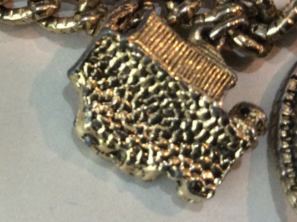 VTG GOLD TONED CHARM BRACELET WITH 8 CHARMS