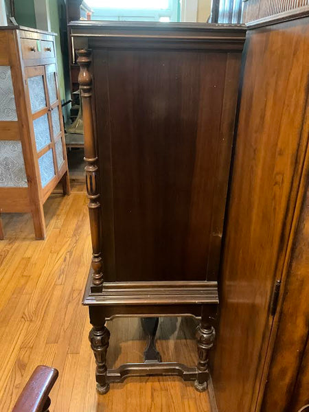 BEAUTIFUL ANTIQUE WOOD LADIES DRESSING CABINET