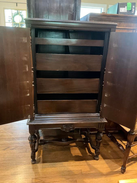 BEAUTIFUL ANTIQUE WOOD LADIES DRESSING CABINET